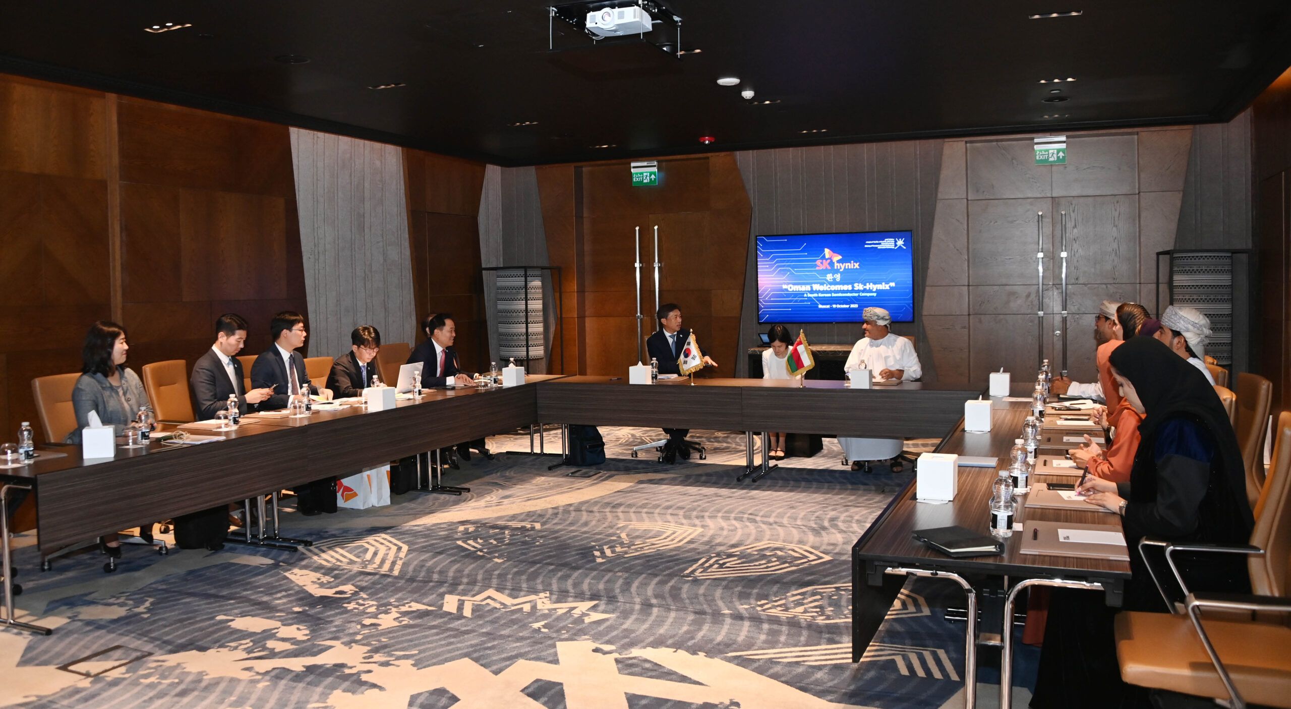 رئيس شركة “إس كيه هاينكس” يزور سلطنة عُمان للتعرف على الفرص الاستثمارية في مجال الرقائق الالكترونية