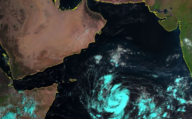 الأرصاد: تعمق الحالة المدارية إلى إعصار من الدرجة الأولى .. الأحد