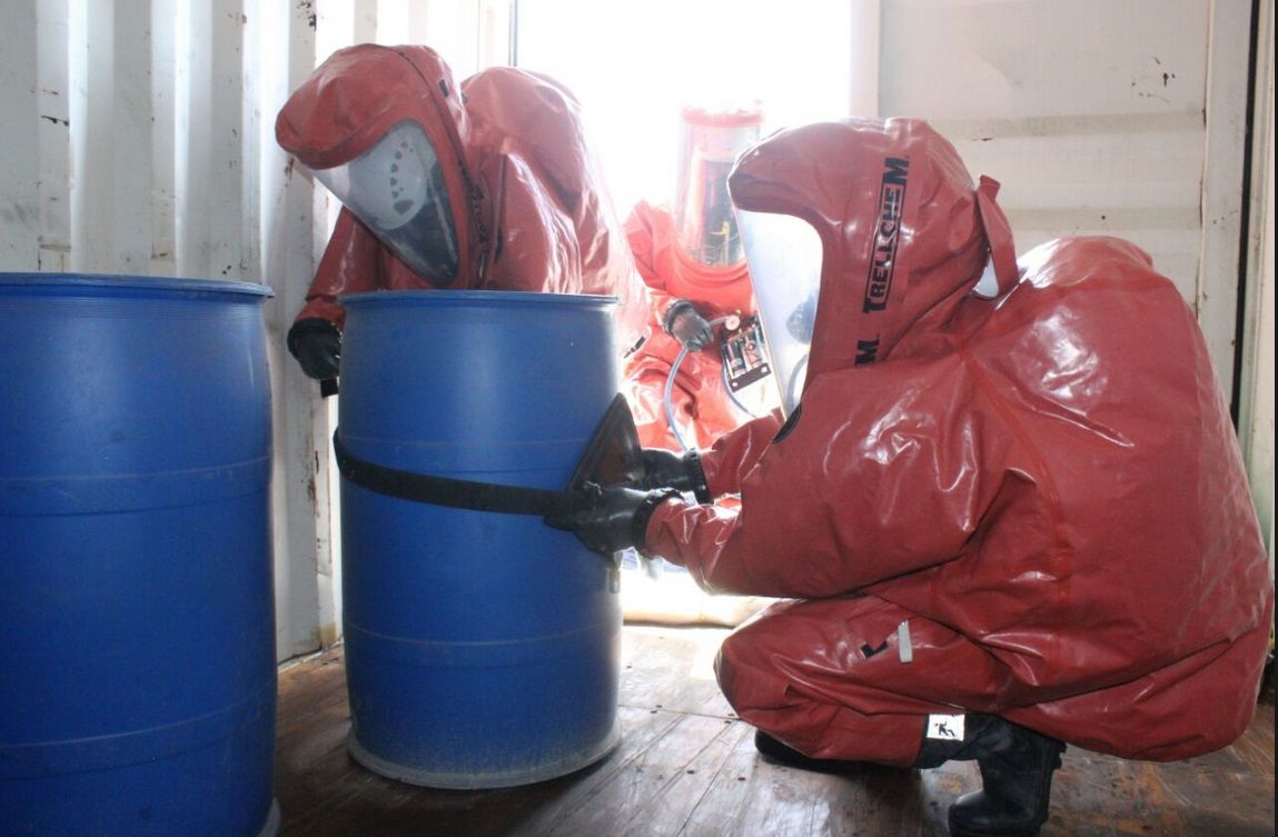 هيئة الدفاع المدني والاسعاف تُهيب بضرورة تأمين المواد الكيميائية في مصانع ومنشآت ظفار