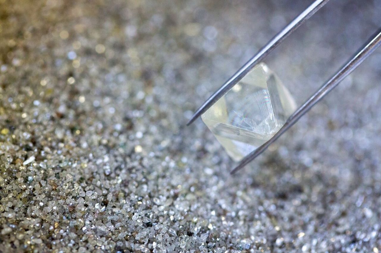 كبرى شركات الماس في زيمبابوي تنقل عمليات المبيعات التابعة لها الى دبي