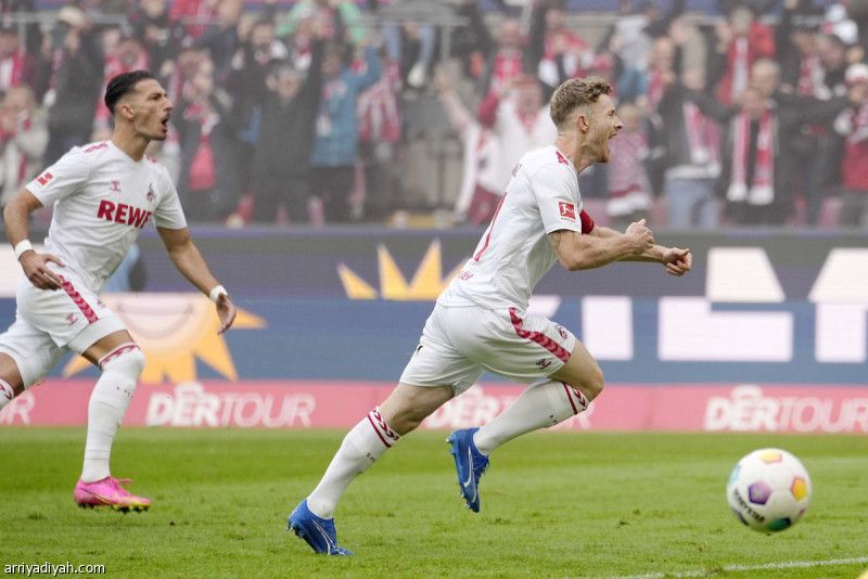 كولون يسجل الانتصار الأول