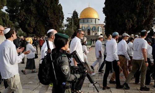 مستوطنون إسرائيليون يقتحمون الأقصى والاحتلال يمنع الطلبة من الوصول لمدارسهم