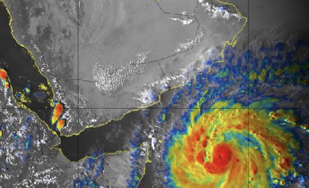 التحذير 3 للإعصار ” تيج ” .. وظفار تشهد بداية التأثير المباشر