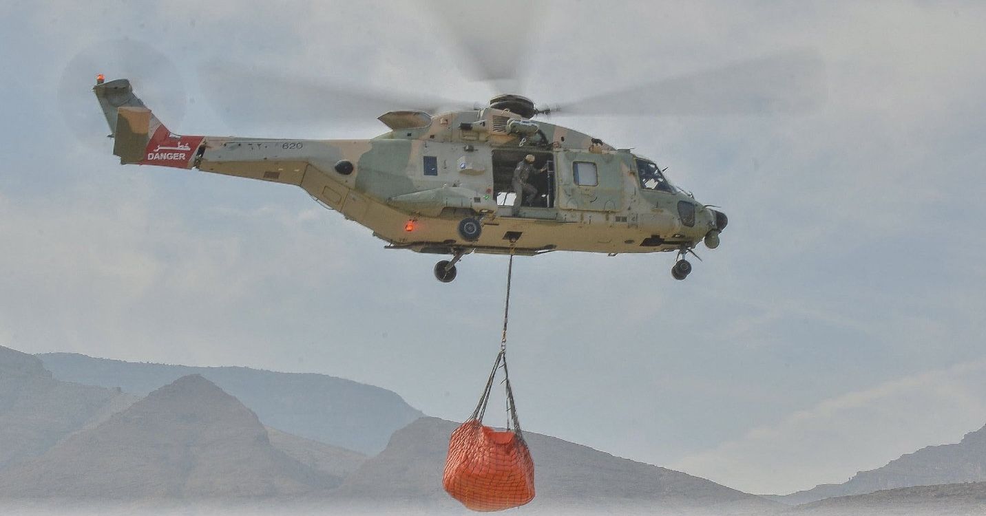 سلاح الجو ينقل مواد استهلاكية لأهالي المناطق الجبلية بجنوب الباطنة