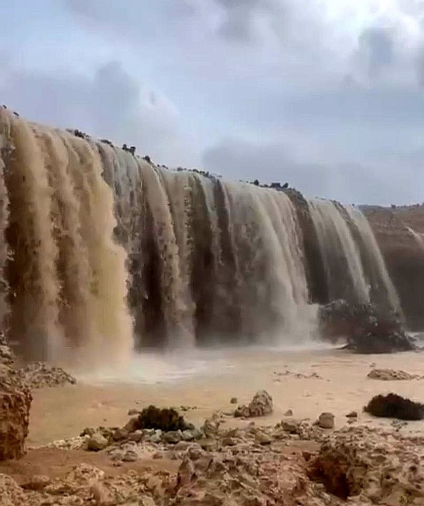 نتيجة التأثيرات المباشرة لـ ” تيج ” .. ولاية شليم وجزر الحلانيات تشهد أمطار متفاوتة الغزارة