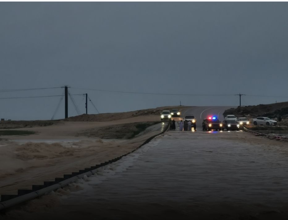 تداعيات “تيج” .. إغلاقًا كليًّا لحركة المركبات على الطريق الرئيسي بالقرب من خور المغسيل