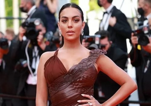 الجميلة جورجينا حبيبة رونالدو تباعد بين فخذيها وأنكشاف المستور بكل وضوح أثناء البث المباشر