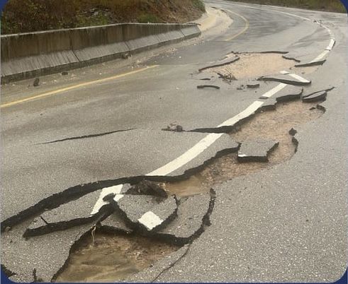 جراء الحالة المدارية .. انهيارات متفرقة في طرق ولاية رخيوت