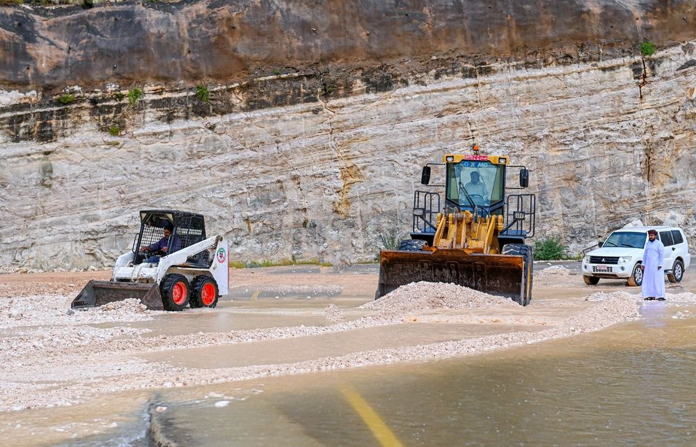 فتح معظم الطرق المتأثرة بالحالة المدارية “تيج” بظفار