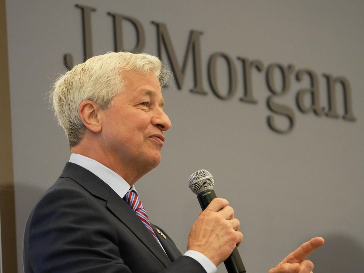 «جي بي مورجان»: البنوك المركزية كانت مخطئة بنسبة 100% بشأن توقعاتها الاقتصادية