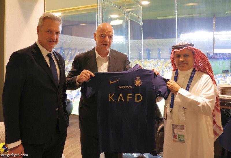 رئيس «فيفا» يوثق زيارة النصر