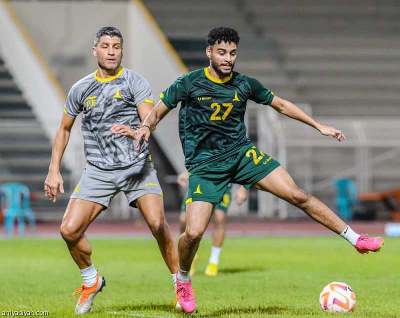 إيمانويل يهاجم بالطرفين