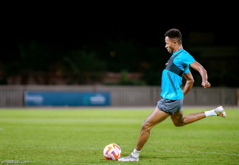 آدم يدخل الحسابات