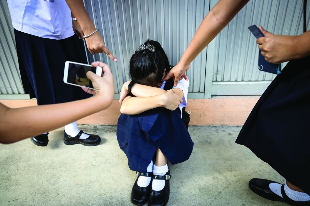 التنمّر يهدد الطلبة.. و«الإمارات للتعليم» تصنّفه سلوكاً خطراً