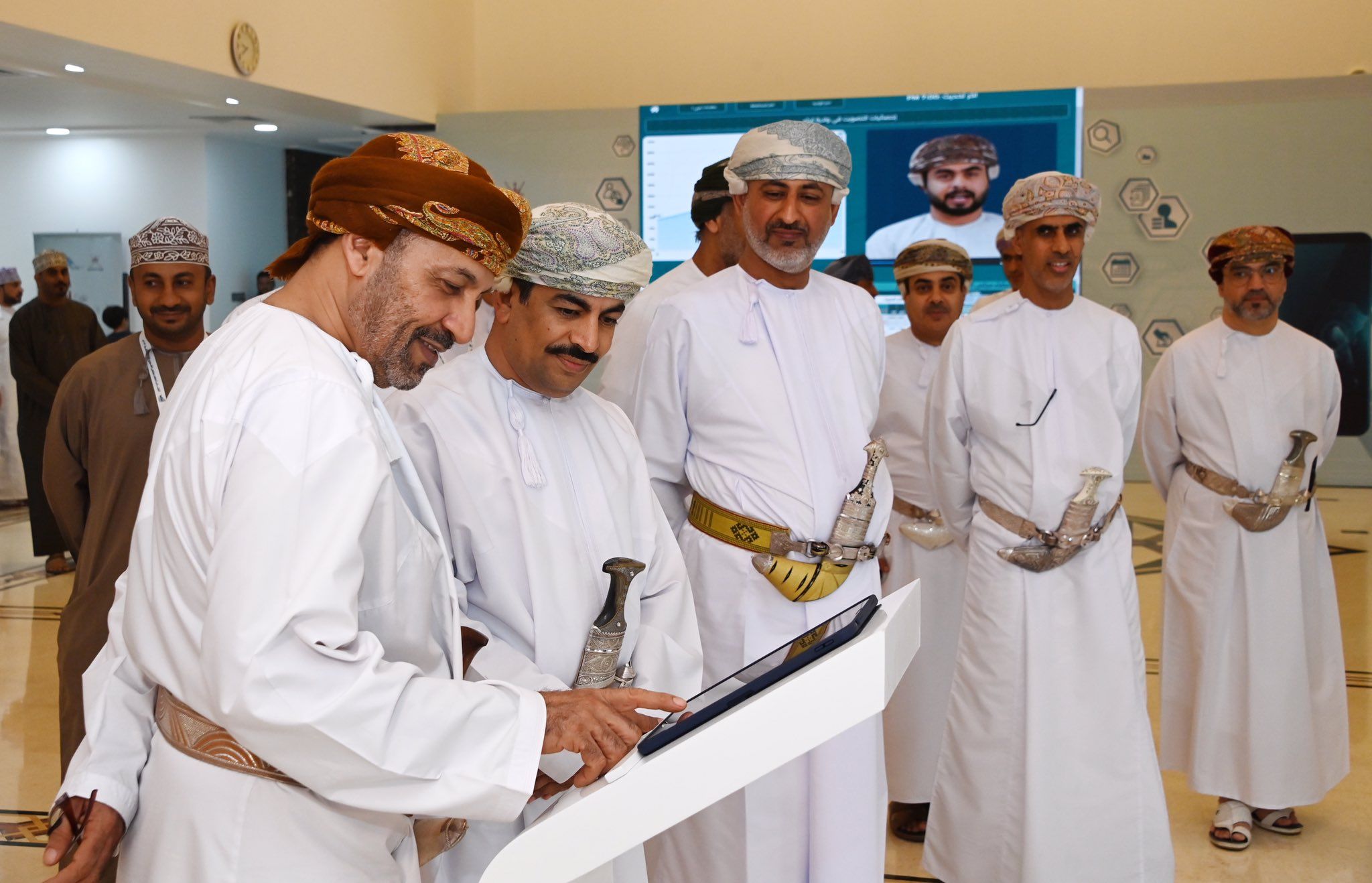 وزير الداخلية يفتتح معرض مراحل تطور التصويت