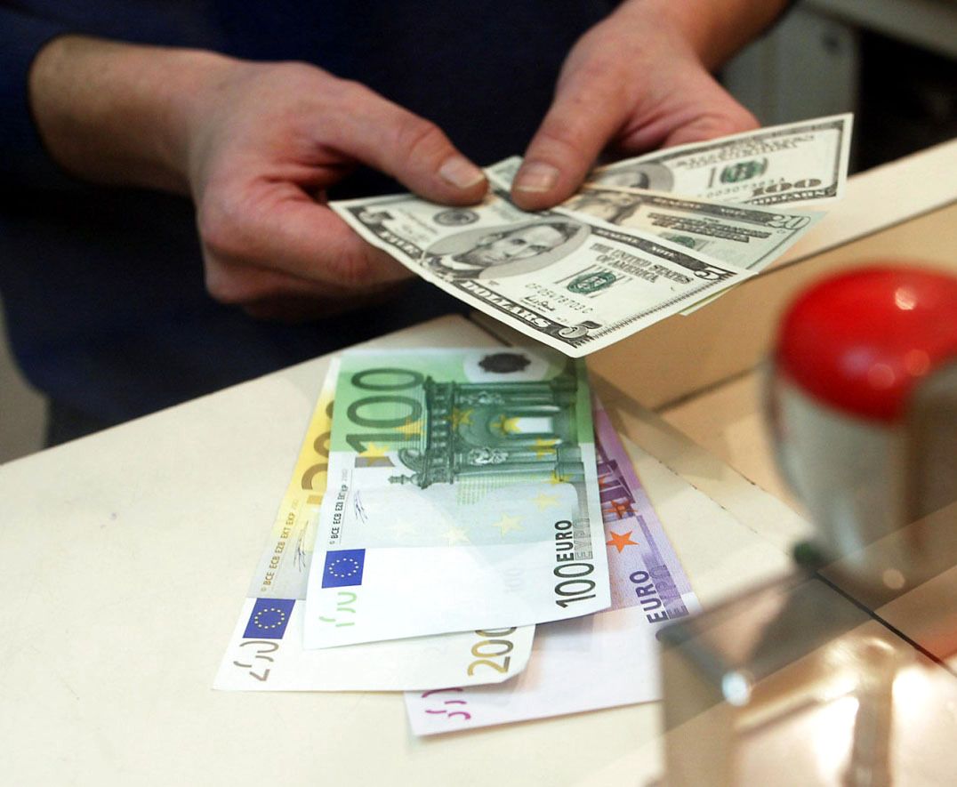 بيانات قوية للنمو الأمريكي تدعم الدولار