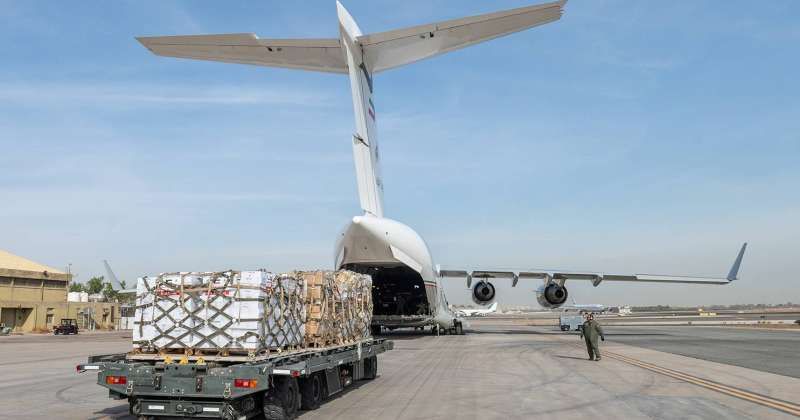 40 طناً مواد غذائية وسيارتا إسعاف وجرافة و80 جهازاً للطاقة الشمسية.. من الكويت إلى غزة