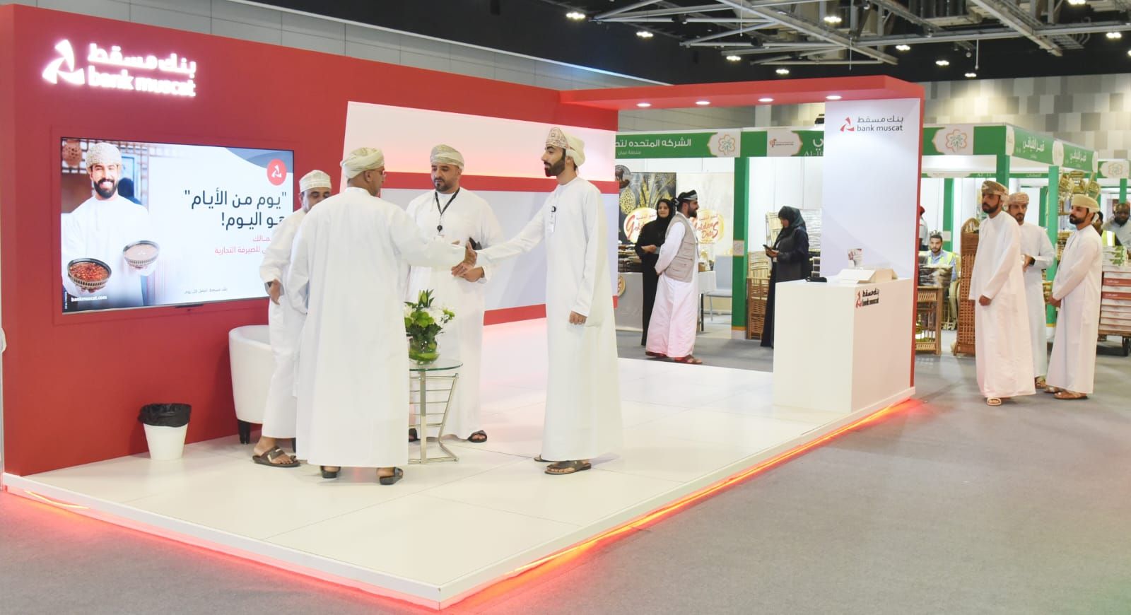 بنك مسقط يشارك في المعرض الدولي للتمور والعسل ويعّرف بمزايا “نجاحي” للصيرفة التجارية