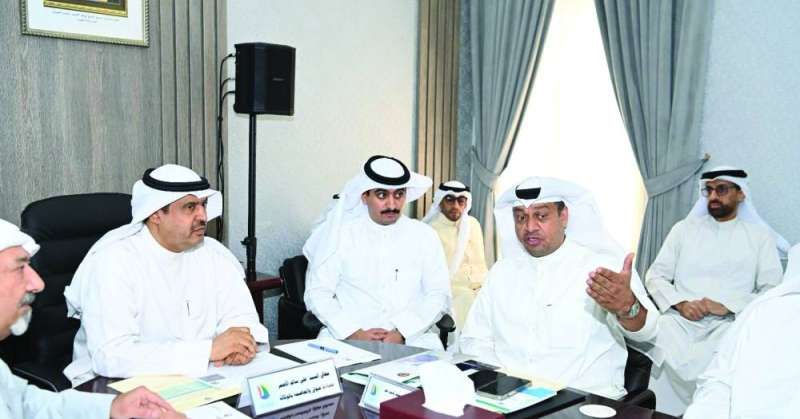 المطر متحدثاً في الاجتماع مع المحافظ الأصفر