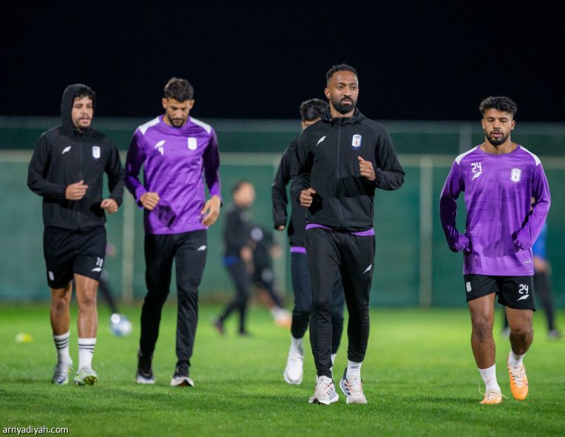 أبها يتدرب تحت المطر