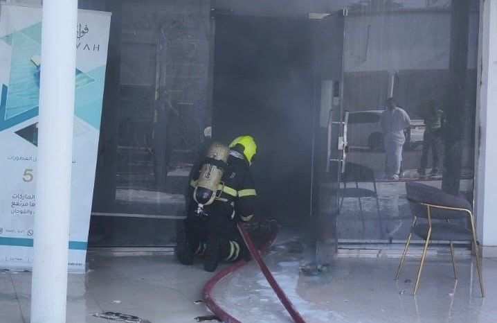 إخماد حريق شب في محل تجاري دون تسجيل اصابات