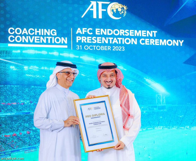 المسحل يتسلم شهادة «PRO»