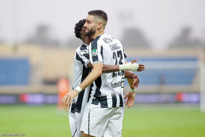 الشباب يعبر بطريقة الرائد