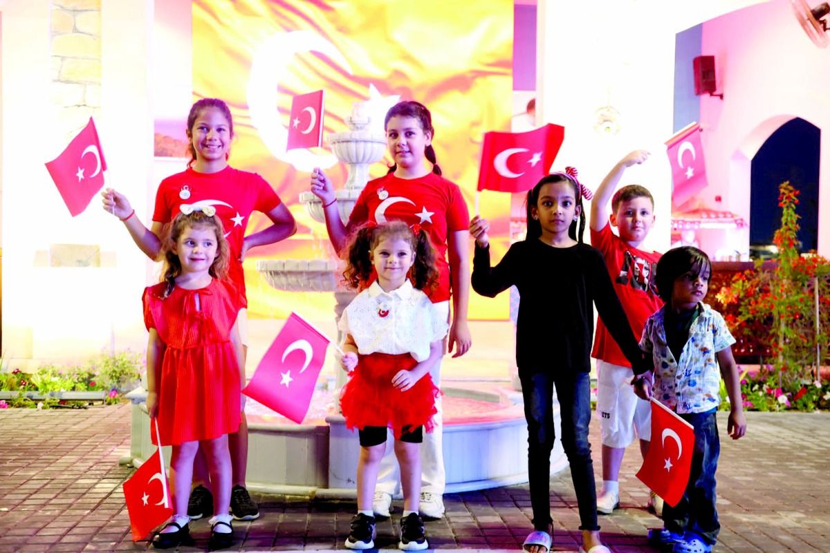 احتفاء بمئوية تأسيس الجمهورية.. توزيع الأعلام التركية على الأطفال في المعرض