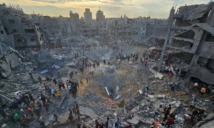 استشهاد 3 فلسطينيين وإصابة العشرات بقصف للاحتلال الإسرائيلي استهدف منزلا بمخيم”جباليا”