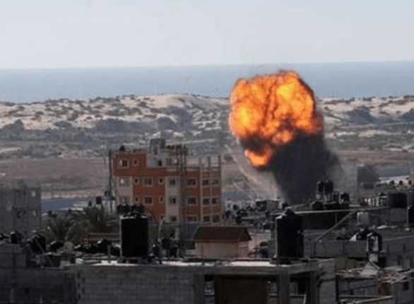 طائرات الاحتلال الإسرائيلي تستهدف منطقة “تل الهوا” بحزام ناري عنيف للغاية