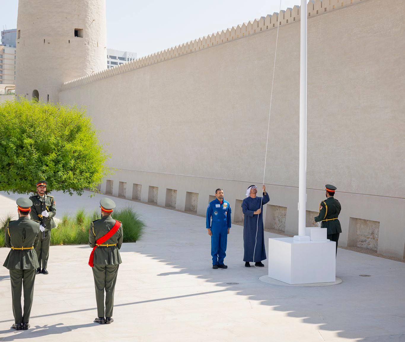 محمد بن زايد: ستظل راية الإمارات عالية خفّاقة على الدوام ورمزاً للتقدم والطموح والإنجاز