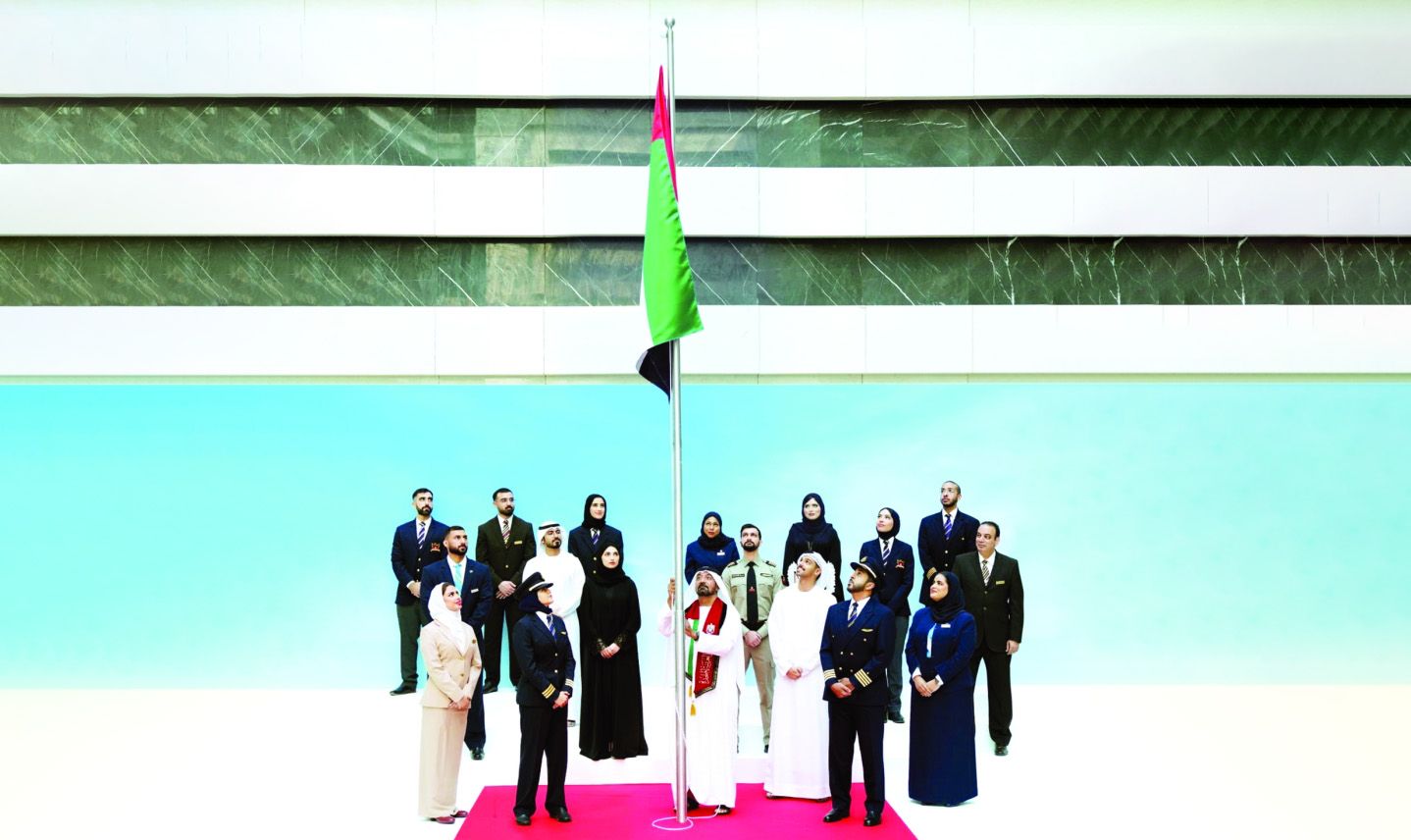 أحمد بن سعيد يرفع علم الدولة فوق مقر مجموعة الإمارات
