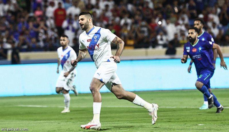 الهلال يعزز الصدارة بثنائية الفتح