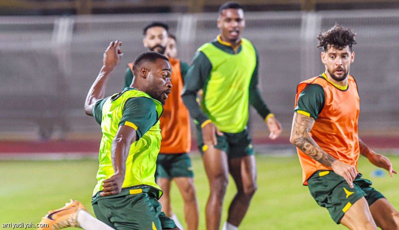 بيدرو يضبط الدفاع