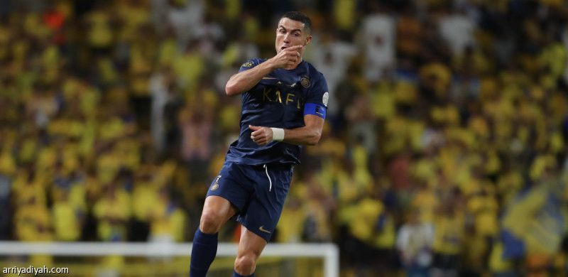 النصر يلاحق الصدارة بثنائية الخليج