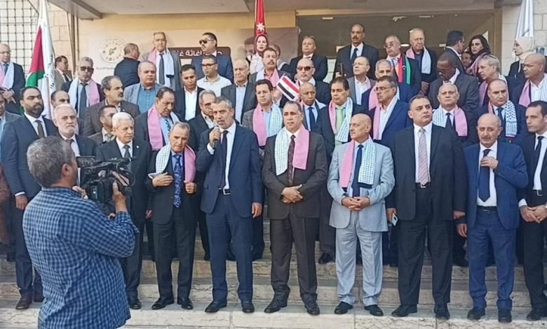 “المحامين العرب” ينظم وقفة تضامنية مع الشعب الفلسطيني أمام مجمع النقابات المهنية بالأردن