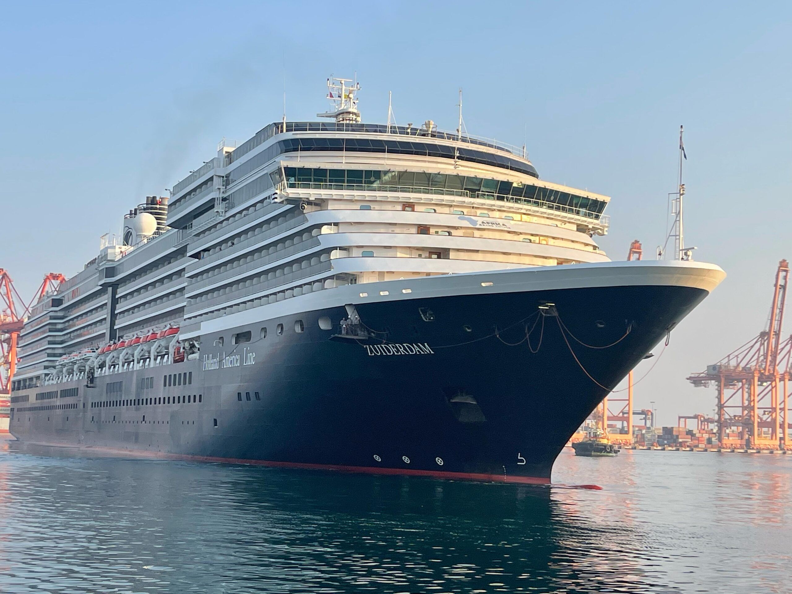 ميناء صلالة يستقبل سفينة سياحية