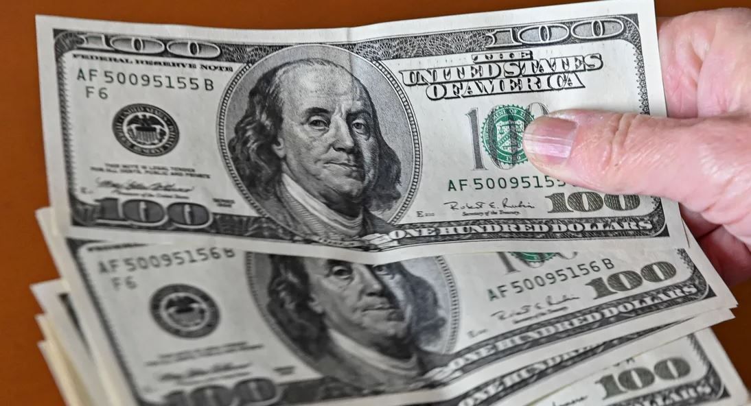 الدولار يتراجع وسط توقعات وقف رفع الفائدة الأمريكية