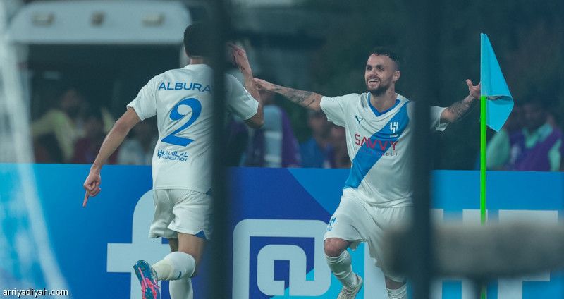 الهلال يهزم مومباي بثنائية ويعزز الصدارة