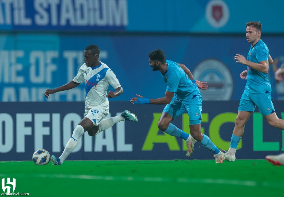 الهلال يهزم مومباي بثنائية ويعزز الصدارة