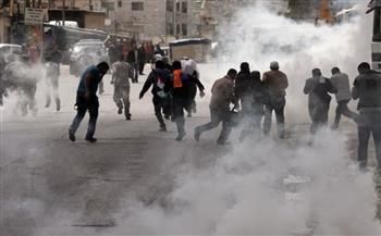 اندلاع المواجهات بين الفلسطينيين وقوات الاحتلال الإسرائيلي بمُخيم “الأمعري” جنوب رام الله