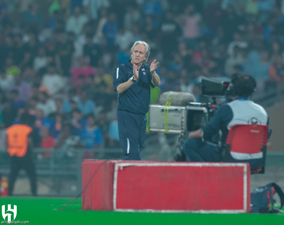 الهلال يهزم مومباي بثنائية ويعزز الصدارة