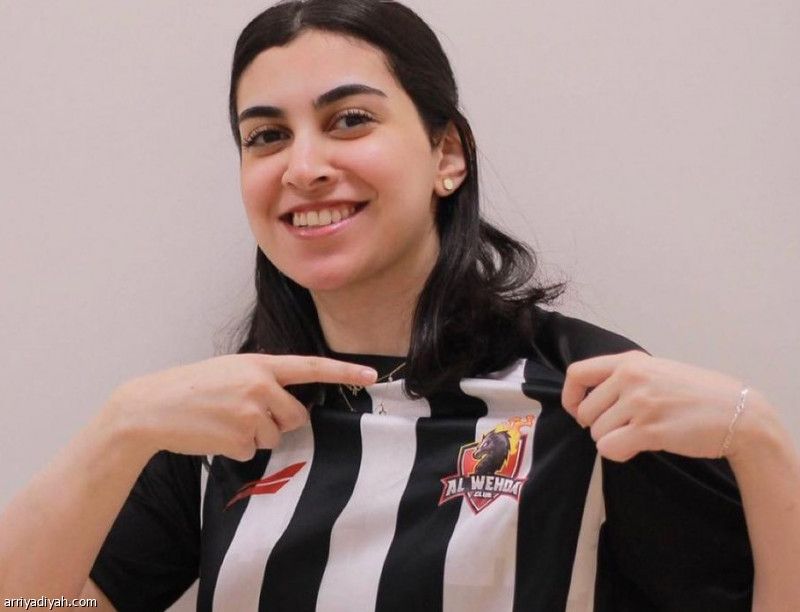 دينا بكر ترتدي قميص الوحدة