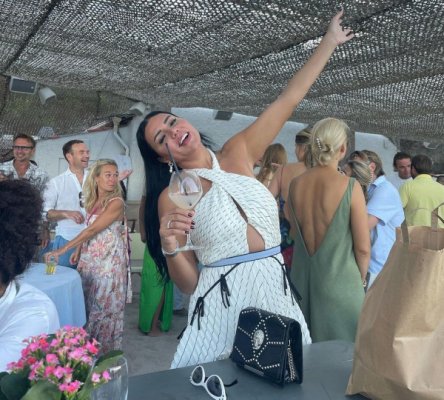 وصلة رقص جريئة لـ رانيا يوسف تشعل السوشيال ميديا