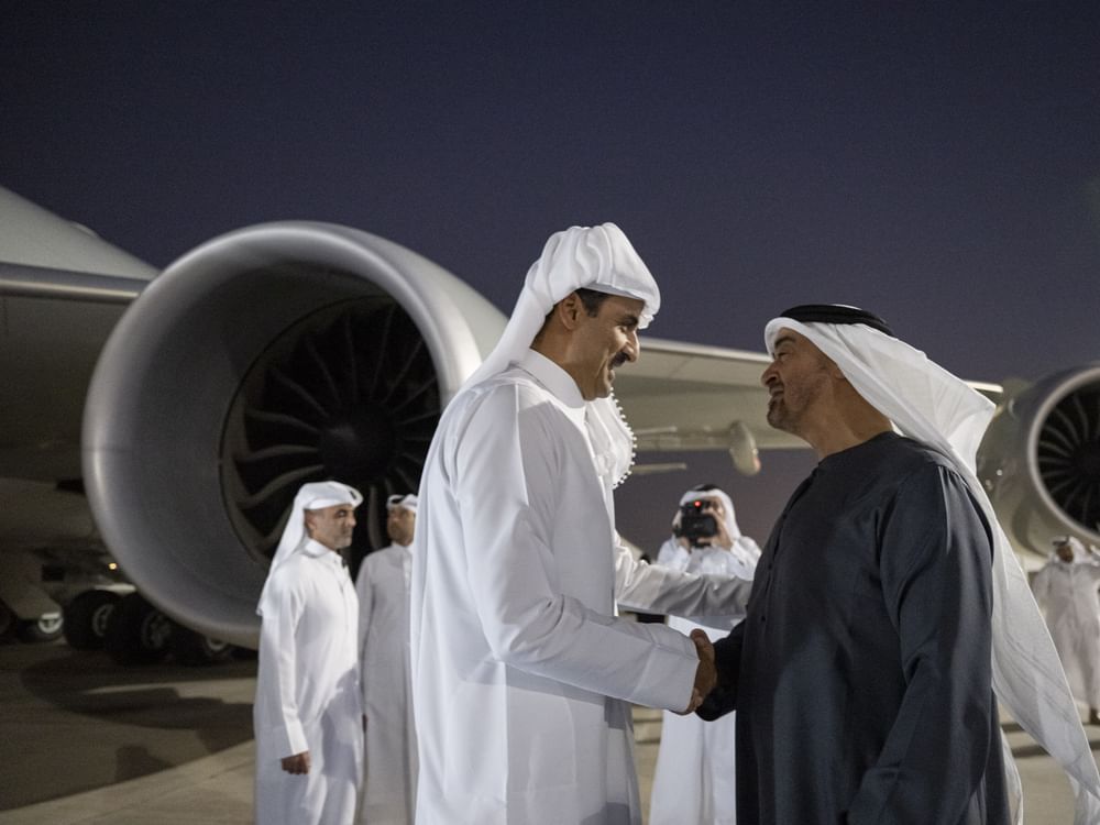 رئيس الدولة في مقدمة مستقبليه.. أمير قطر يصل الإمارات في زيارة أخوية