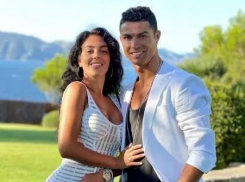 جننت شباب السعودية .. جورجينا صديقة رونالدو وتثير الجدل مجددا بالبكيني الشفاف والفاضح من السعودية