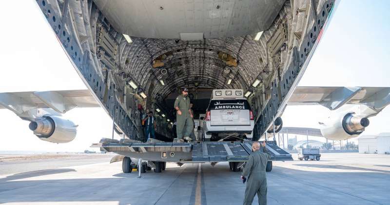 3 سيارات إسعاف ومواد غذائية وطبية على متن الطائرة الـ 17 ضمن الجسر الجوي الكويتي إلى غزة