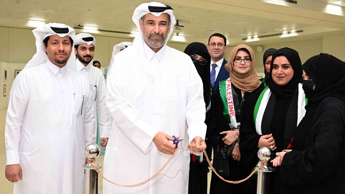 وزير البيئة والتغير المناخي يفتتح المعرض الفني الخيري"غزة بنبض ألواني"في جامعة قطر