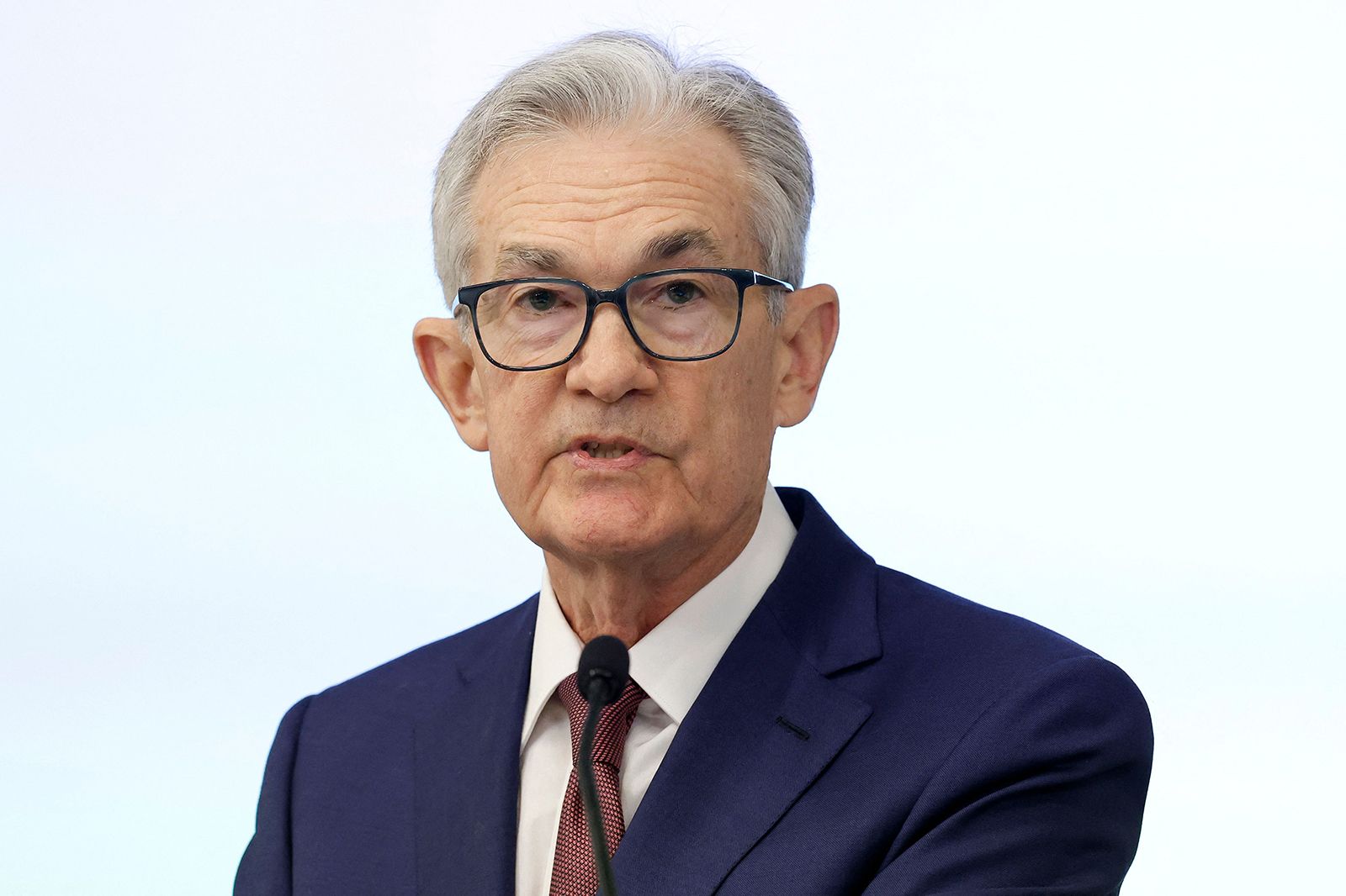 رئيس الاحتياطي الفدرالي الأمريكي لا يستبعد رفع أسعار الفائدة مجدداً