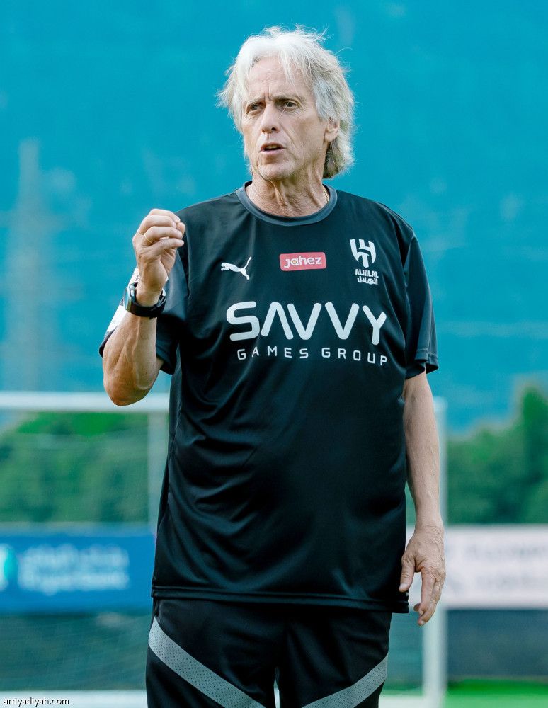 سالم والظهيران يرجحون كفة الهلال